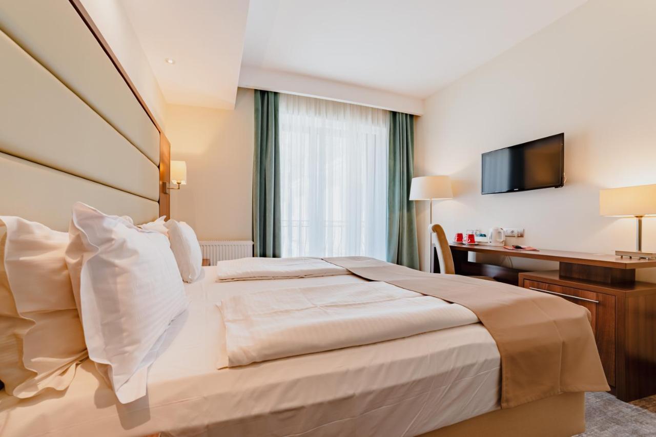 Radsor Hotel Rîşnov Esterno foto