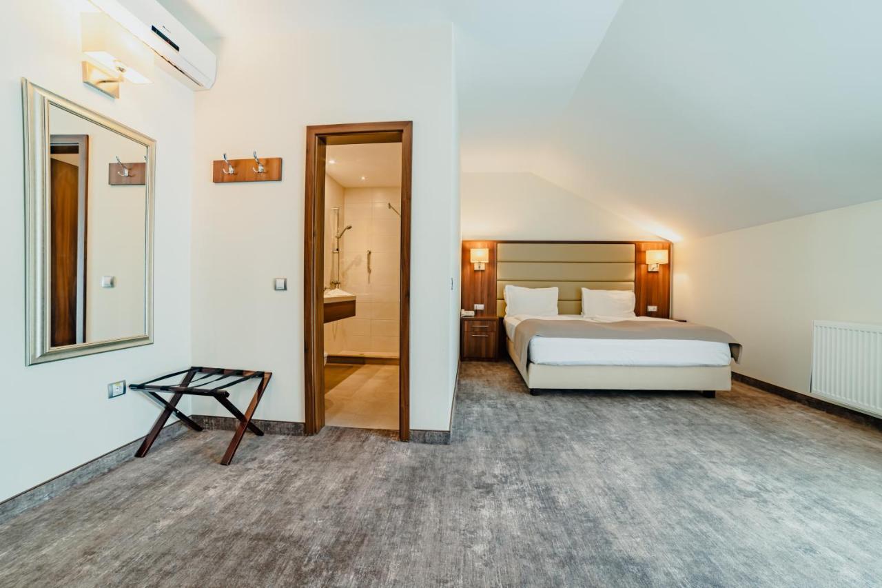 Radsor Hotel Rîşnov Esterno foto