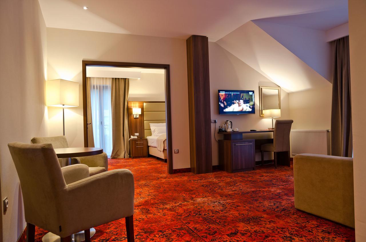 Radsor Hotel Rîşnov Esterno foto