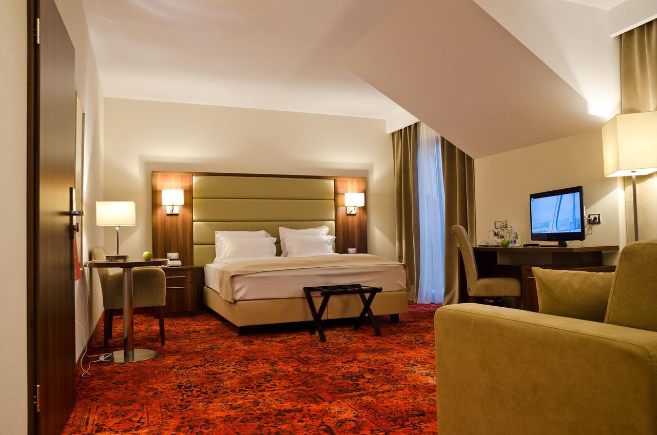 Radsor Hotel Rîşnov Esterno foto