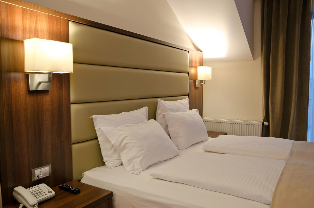 Radsor Hotel Rîşnov Esterno foto